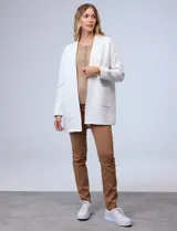 Cardigan largo color verde oliva con textura labrada, abertura central y bolsillos delanteros.