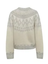 Sweater de punto con diseño jacquard circular en el yugo, mangas y ruedo. Presenta cuello redondo, mangas largas y puños acanalados en un tono beige claro con detalles en gris.