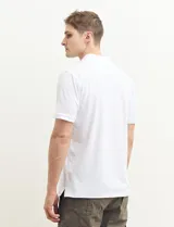 Remera azul con cuello polo y tapeta de dos botones.