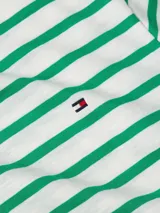 Blusa de manga corta Tommy Hilfiger con diseño de rayas horizontales verdes y blancas, cuello redondo y el logo bordado en el pecho.