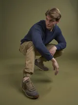 Pantalón cargo negro con bolsillos laterales con solapa, corte ajustado y tobillos elastizados.