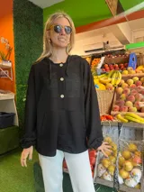 Canguro negro de tejido waffle con capucha, cierre de botones y bolsillo delantero.