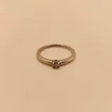 Anillo de compromiso en oro blanco de 18k con un brillante central montado en garras.