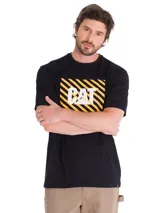 Remera negra de manga corta con cuello redondo y estampa frontal de Caterpillar sobre franjas diagonales amarillas y negras.