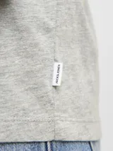 Remera de manga corta y cuello redondo con calce regular, confeccionada en tejido de punto jersey con efecto jaspeado bicolor.