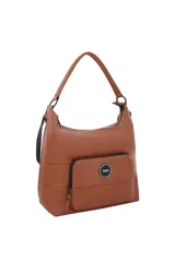 Cartera tipo hobo de cuero sintético en color beige, con un bolsillo frontal con cierre y parche circular con el logotipo de la marca "TRDY". Presenta un asa corta superior y detalles en herrajes negros.