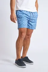 Short de baño con estampado tropical de piñas y hojas en tonos azules sobre fondo rosado. Cuenta con cintura elástica con cordón ajustable, bolsillos laterales, un bolsillo trasero y suspensor interno.