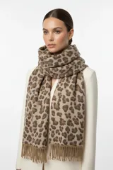 Pashmina de tejido suave con estampado animal print en tonos tierra y terminación con flecos en los extremos.