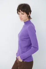 Polera de tejido morley color azul, con cuello alto y mangas largas, de corte ajustado al cuerpo.