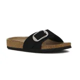 Sandalia de mujer estilo birkenstock, con una sola tira ancha en color negro y una gran hebilla metálica plateada. Cuenta con plantilla anatómica y base de corcho con suela de goma antideslizante.