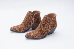 Botinetas texanas de caña corta con estampado animal print, taco bajo y cierre lateral.