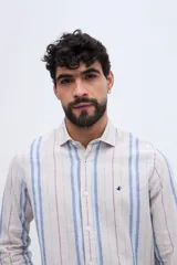 Camisa de manga larga con diseño de rayas verticales, confeccionada en mezcla de lino y algodón, con cuello camisero y cierre frontal de botones.