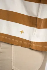 Remera de algodón a rayas horizontales color camel y blanco, de corte oversize.