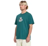 Remera Volcom de manga corta y calce holgado, color verde oscuro, con estampa frontal centrada de un caracol con una calavera y la inscripción "Charmed Brains".