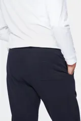 Pantalón deportivo azul marino de felpa de algodón con corte recto.