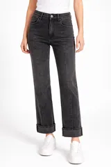 Pantalon de jean de corte recto y tiro medio, con costuras verticales decorativas en el frente y ruedo con doblez.