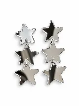Aros colgantes de acrílico espejado plateado con diseño de trío de estrellas articuladas.