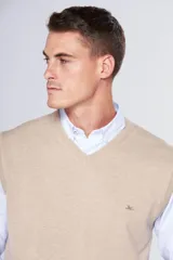 Chaleco tejido de hilo de algodón en color azul marino, con cuello en V y diseño clásico.