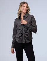 Camisa de símil suede color gris oscuro, marca Ninety. Cuello con solapa, abertura central con botones y delantera fruncida.