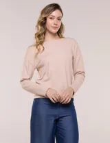 Buzo de punto fino color gris, de calce relajado, escote redondo amplio y canesú con textura acanalada. Cuenta con apliques de tachas metálicas doradas en la línea del hombro, mangas largas de hombro caído y puños y ruedo acanalados.