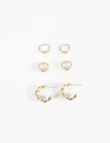 Set de tres pares de aros dorados con diferentes texturas: un par de aros tipo argolla con cierre a presión y textura trenzada, un par de aros tipo argolla con cierre a presión y textura lisa, y un par de aros tipo argolla con cierre a presión y textura acanalada.