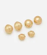 Kit de caravanas con tres pares de pendientes tipo botón en tono dorado brillante. Incluye dos pares con diseño texturizado estilo casulo y un par con forma de media esfera lisa.