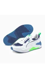 Championes deportivos Puma X-Ray en combinación de azul, gris y negro, con detalles en amarillo flúor y suela blanca y azul.