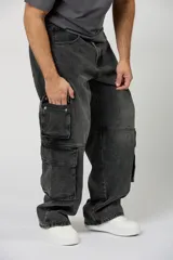 Jean baggy cargo color gris oscuro, con múltiples bolsillos laterales y diseño amplio de corte recto.