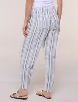Pantalón de lino de calce holgado y caída ligera, con estampado de rayas verticales en tonos celestes y blancos. Cuenta con cintura elastizada fruncida con cordón ajustable al frente, bolsillos laterales y pierna recta.