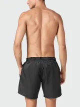 Short de baño negro de poliéster con cintura elástica ajustable con cordón, bolsillos laterales y logo hexagonal de la marca en el muslo.