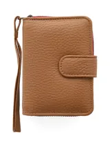 Billetera doble de cuero vacuno color marrón claro, con cierre metálico y manija muñequera de cuero. Interior con múltiples ranuras para tarjetas y bolsillo monedero con cierre. Detalles interiores con logo de marca e inscripción "HECHO EN URUGUAY".