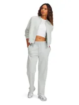 Pantalon de buzo Under Armour de corte recto, color gris claro, confeccionado en mezcla de algodón y poliéster con interior de forro polar. Cuenta con cintura elástica con cordón ajustable, bolsillos laterales abiertos y sutil logo bordado en la pierna.