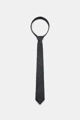 Corbata ancha confeccionada en hilatura con lana, con diseño de cuadros en tonos grises.