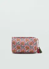 Neceser de tamaño pequeño con diseño floral, confeccionado en algodón acolchado. Cuenta con cierre de cremallera y detalle de borlas decorativas en el lateral.