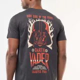 Remera de algodón color negro, de corte clásico y cuello redondo, con estampa frontal pequeña en el pecho con el logo de Star Wars en tonos rojos y el emblema del Imperio Galáctico.