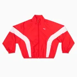 Campera Puma modelo Wardrobe Essentials, color rojo con bandas blancas en las mangas y el torso, cuello semi-alto y cierre frontal. Incorpora tecnología windCELL para protección contra el viento y cuenta con el logo de la marca bordado en el pecho.