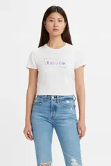 Remera blanca de algodón con logo de Levi's estampado en el pecho con efecto iridiscente.