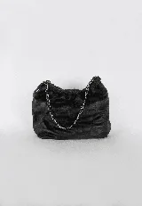 Cartera tipo bolso capitoneada de cuero color negro, con asa de cadena plateada y cuero entrelazado. Forrada por dentro y con bolsillo interno.