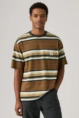Remera de manga corta con cuello redondo y diseño de rayas horizontales en tonos marrón, blanco y negro. Presenta un bolsillo de parche en el pecho con una pequeña etiqueta decorativa blanca.