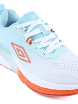 Championes de running Umbro modelo Daysprint para mujer. Presentan un diseño en tonos celestes y blancos con detalles en naranja vibrante en el logo lateral y la suela. Cuentan con cordones blancos y una entresuela robusta para mayor amortiguación.