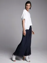 Pantalón palazzo azul marino de seda con cintura elastizada.