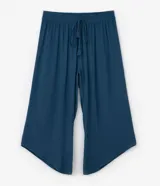 Pantalón pantacourt plus size de viscosa color azul, con cintura elástica y cordón de ajuste con borlas. Presenta un diseño fluido y dobladillo asimétrico.