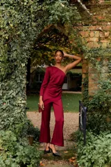 Pantalón de vestir color burdeos, de tiro alto y corte recto, con pierna ancha.