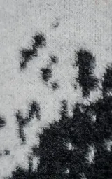 Sweater de punto con diseño abstracto tipo tie-dye o manchado en tonos gris y negro, de cuello redondo, manga larga y corte oversize. Presenta terminaciones en punto rib en cuello, puños y ruedo.