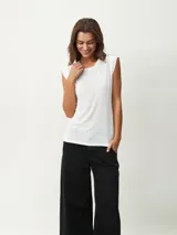 Remera blanca de corte clásico con cuello redondo y mangas cortas con detalle de hombreras.