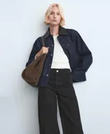 Pantalón de jean negro de corte recto y tiro alto, con diseño de pierna ancha y terminaciones deshilachadas en el ruedo.