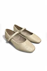 Balerinas de mujer color negro con textura efecto cocodrilo, diseño de punta cuadrada y tira en el empeine con hebilla metálica dorada.
