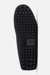 Mocasín casual de hombre, color azul marino, fabricado en piel serraje de alta calidad. Tiene forro y plantilla de piel, detalle de lazo en el empeine y horma redonda.