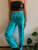 Pantalón turquesa de corte recto y tiro alto, confeccionado en tela brillante.