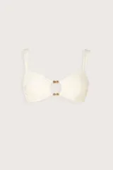 Top de bikini bandeau color crema, con fruncidos en las copas y un aro metálico central decorado con abalorios dorados. Cuenta con tirantes anchos.
